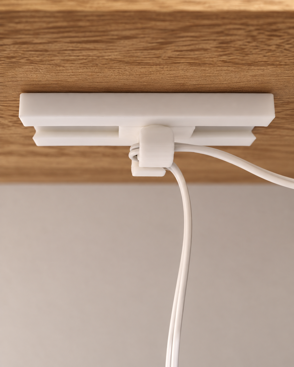 Deckenhalterung mit aufgehängtem Lampenkabel